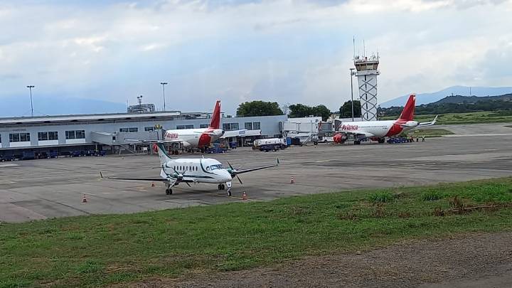 Avión quedó inmovilizado en plena pista del aeropuerto Camilo Daza de Cúcuta; deterioro de la pista sería la causa