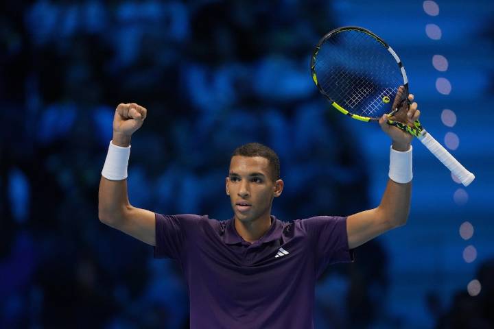 Auger-Aliassime advances to final four at ATP Finals with upset of Zverev