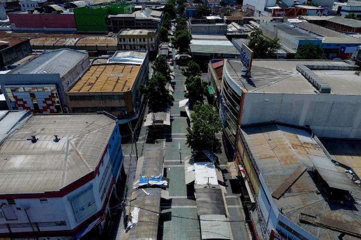 Ciudadano chino muere tras caer desde edificio en Barrio Meiggs: toldos azules dificultaron el paso de la ambulancia