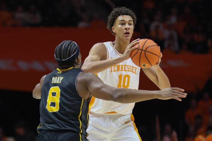 Deadspin | Nate Ament drops 23 as No. 18 Tennessee routs Northern Kentucky