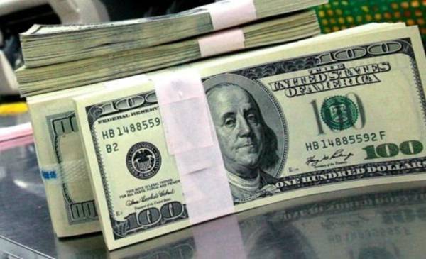 A cuánto cotizan el dólar oficial y el blue este jueves