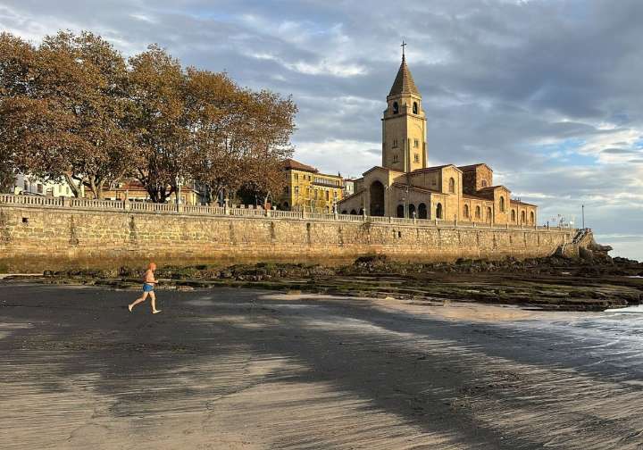 La playa de San Lorenzo, otra vez cubierta de carbón