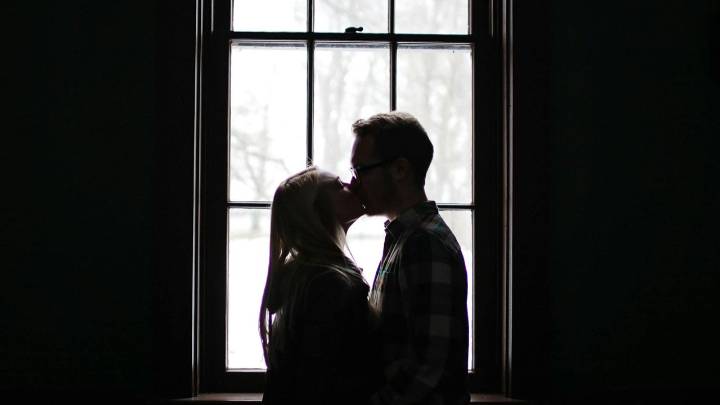 El origen del beso en la boca: científicos revelan en qué época ocurrió