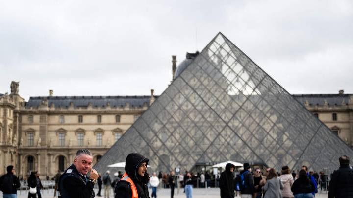 Police Arrest Four More Suspects Connected To Louvre Heist