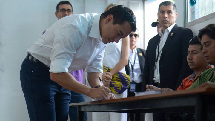 ¿Qué esperar del referéndum y consulta popular que votarán los ecuatorianos el domingo?