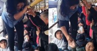 Chofer de autobús se vuelve viral al trepar por los asientos para evitar que pasajeros se bajaran sin pagar en un camión lleno