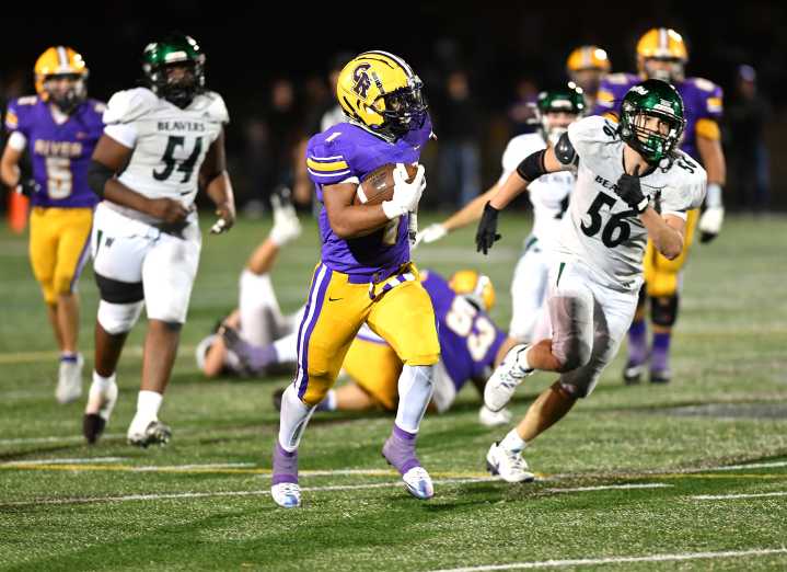 Savion McCoy rushes for 235 yards and five touchdowns as Columbia River beats Hudson’s Bay 48