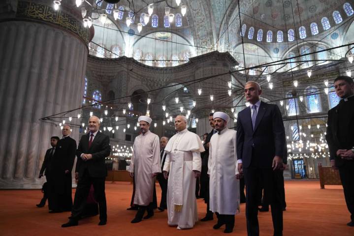 Papa visita Mezquita Azul de Estambul sin detenerse a rezar