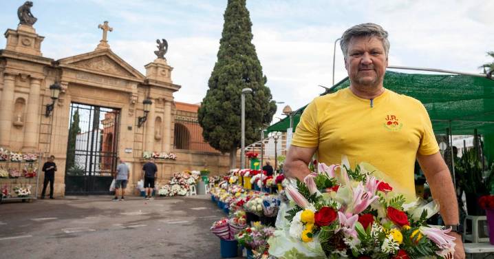 Así se preparan las flores para el Día de Los Santos en Almería
