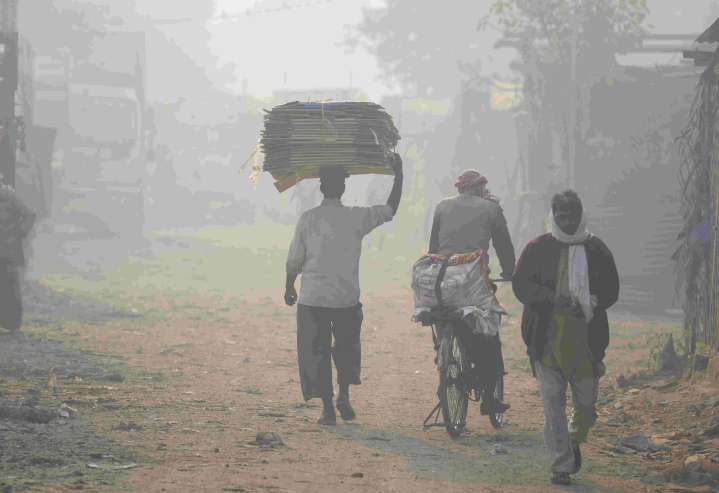 Delhi shrouded in toxic smog, AQI stands at 341 in ‘very poor’ category