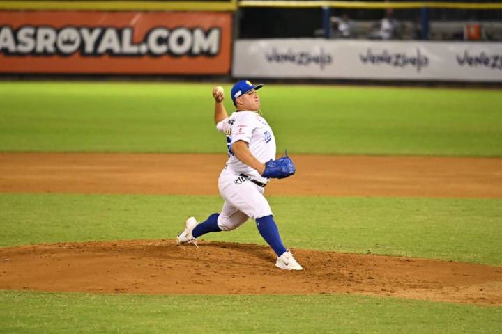 José Suárez se estrena con el Magallanes y enseña su talento de grandeliga