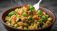 Bol de arroz integral con kimchi, edamame y huevo mollet