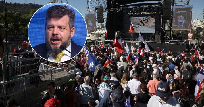 “Nuestros nobles valientes soldados”: así se escuchó la tercera estrofa del Himno Nacional en el cierre de campaña de Kaiser