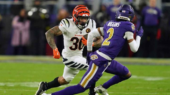 Ravens’ Nate Wiggins limps out of Bengals game with foot injury