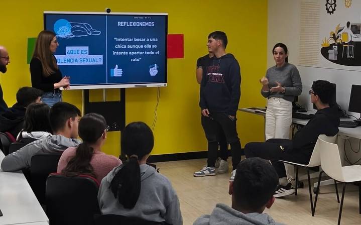 El taller “No te enredes” aborda la violencia digital en el Punto Vuela dentro del 25N en Marmolejo