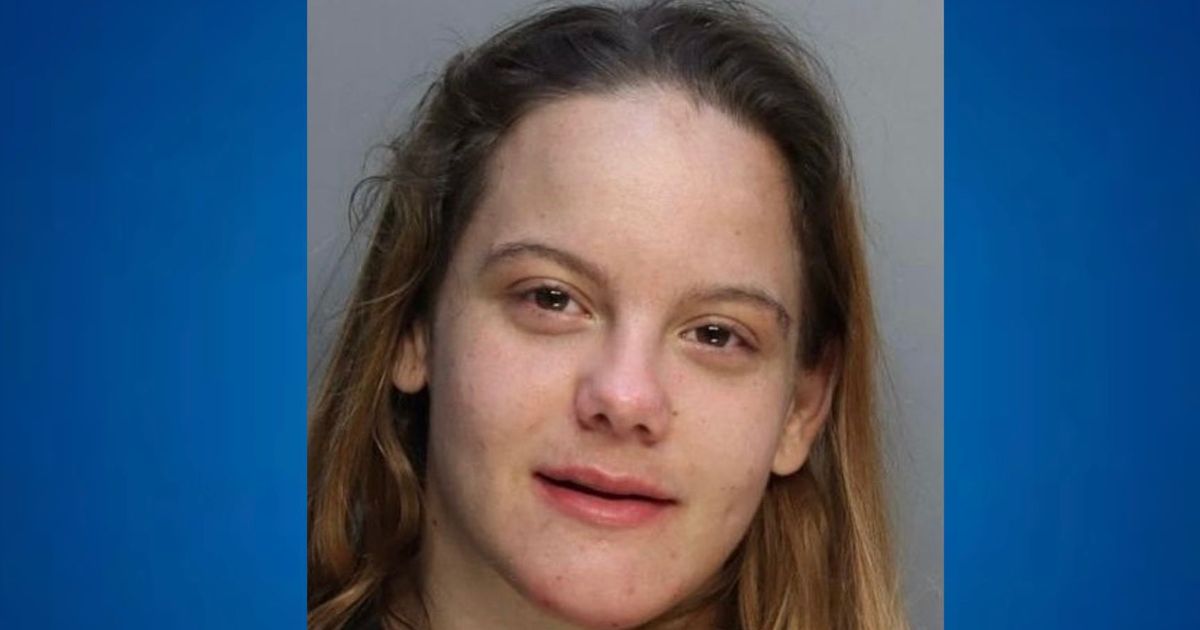 Detienen a una joven de 25 años tras incidente violento con su madre en una gasolinera del suroeste de Miami