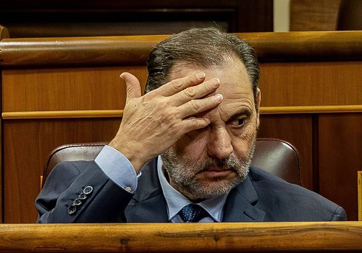 Ábalos amaga con tirar de la manta y afirma que es cierto que Sánchez se reunió con Otegi