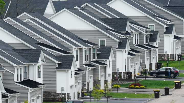 Federal agency boosts size of most single-family loans the government can guarantee to $832,750