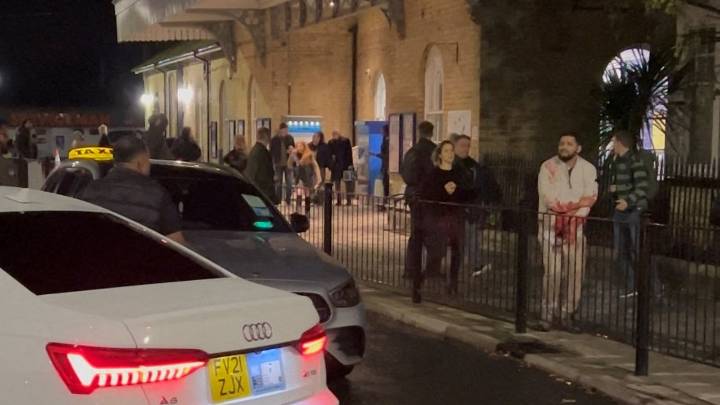 Diez heridos tras un apuñalamiento múltiple en un tren en Huntingdon, Reino Unido