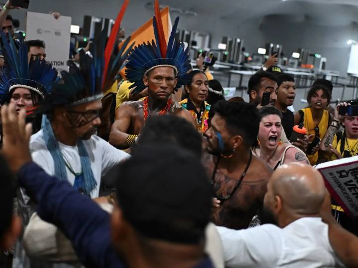 Protesta indígena paraliza la entrada de la cumbre COP30 en Brasil