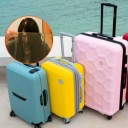 Madre acaba con la vida de sus hijos y los oculta en maletas por años