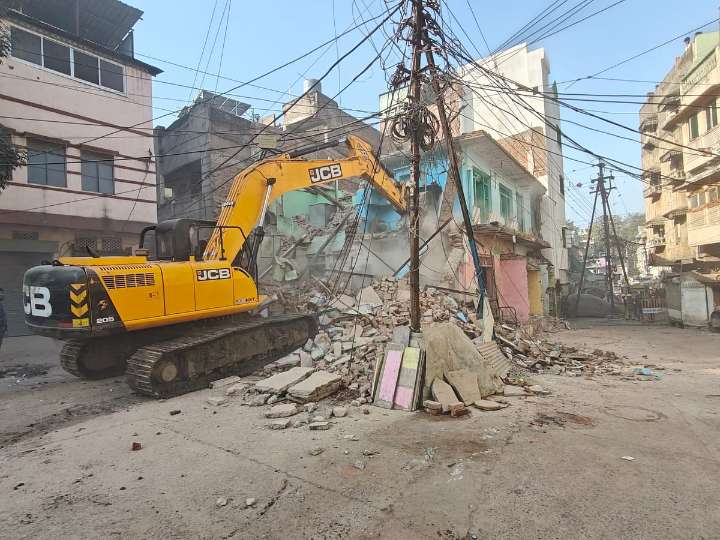 Indore News: Three Dilapidated Houses Razed; Two Receive Temporary Court Relief