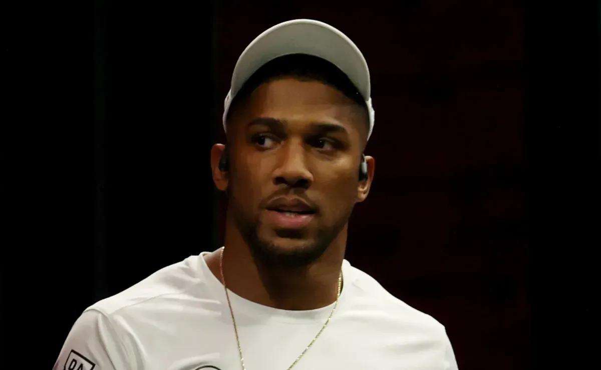 Anthony Joshua fires warning to Jake Paul in first faceoff ahead of star