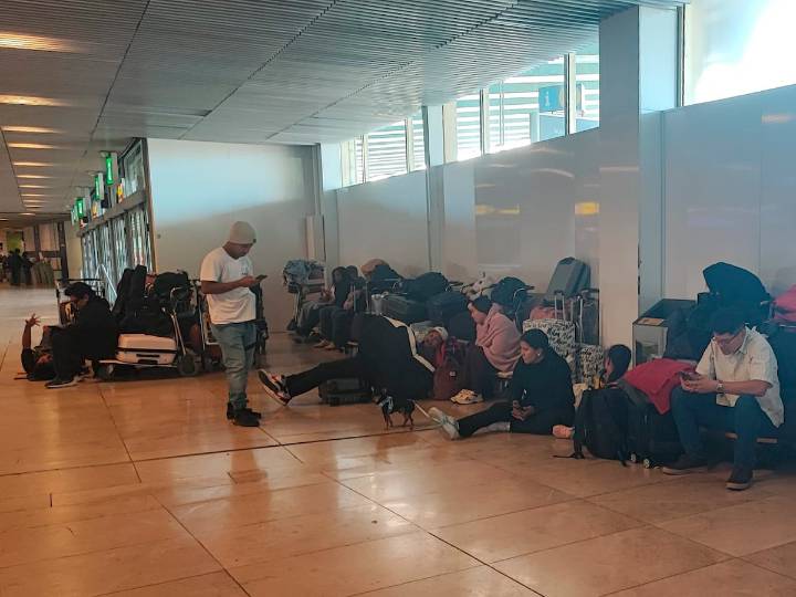 Pasajeros afectados por la cancelación de los vuelos a Venezuela siguen varados en Barajas cuatro días después