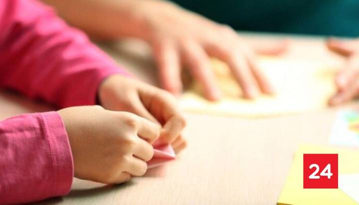 "Arriesgan delitos asociados a pornografía infantil": parvularias compartían fotos, stickers y se burlaban de los niños