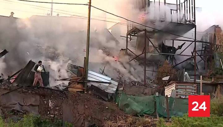 Bomberos combate grave incendio en campamento Nueva Esperanza