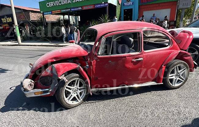 Causa caos vehicular conductor tras ignorar la luz roja y provoca fuerte choque en Los Pinos
