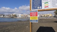 Los bañistas desafían la alerta sanitaria en la playa de Mogán: «Los carteles que prohíben el baño no se ven»