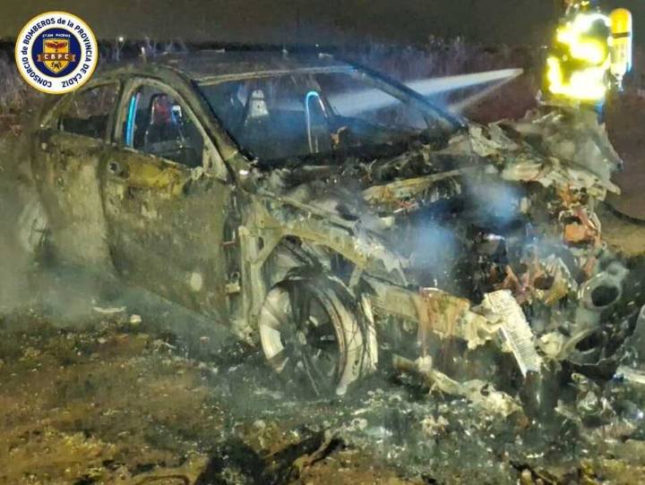 Un coche termina calcinado en la Ronda del Estero de San Fernando