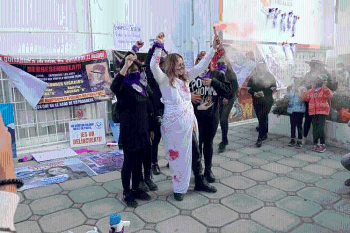 Colectiva feminista protesta con performance frente a la CDHEH por el 25N