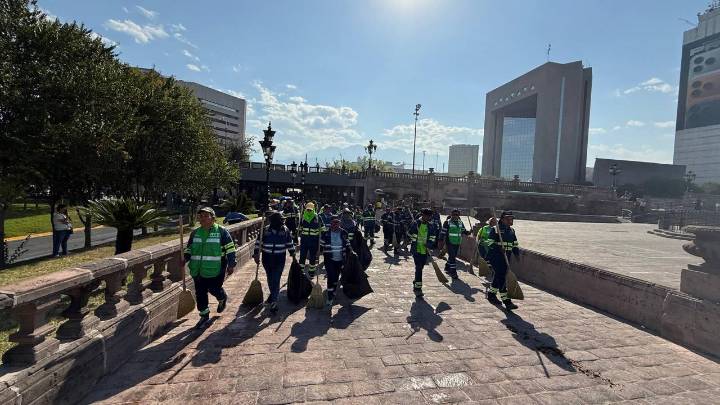 Recolecta Monterrey dos toneladas de basura tras desfile