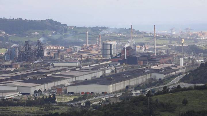 Regulaciones de empleo en casi todas las instalaciones de ArcelorMittal en Asturias y recorte en la contratación de eventuales: estos son los motivos
