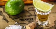 Agave barato y menor demanda ‘tiran’  7.9% el precio del tequila
