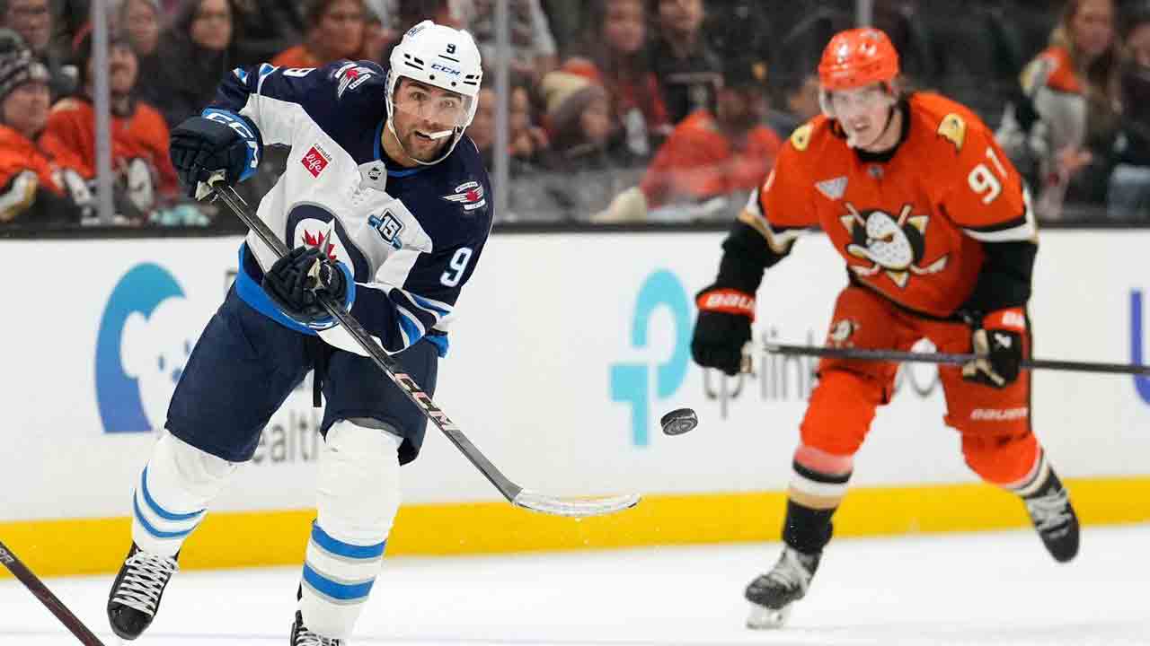 Sennecke, Carlsson each score twice as surging Ducks beat Jets for 7th straight win