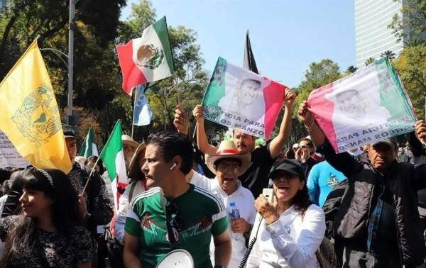 Con poca afluencia, marchan manifestantes al Zócalo