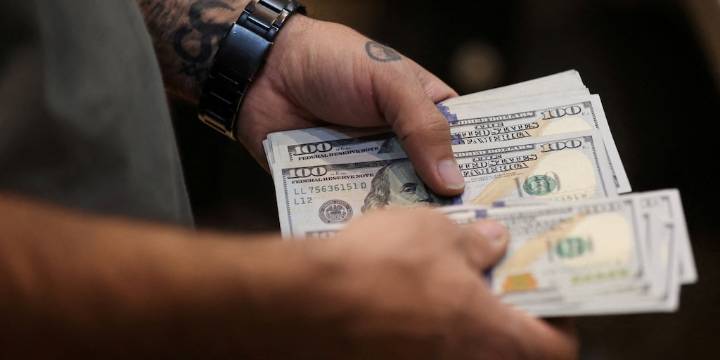 El dólar subió por tercer día seguido y cerró la semana corta con un aumento de 20 pesos