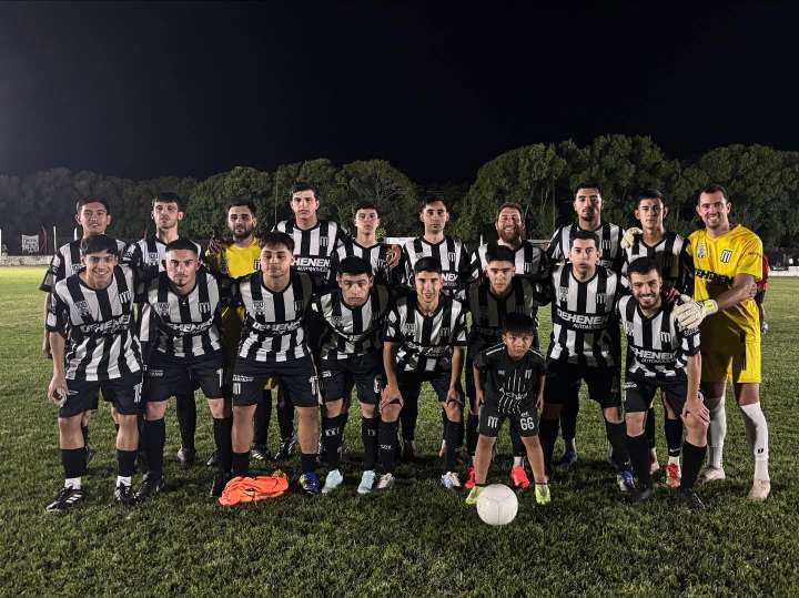 Primera A: goleó French y se acercó a la punta