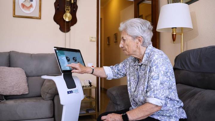 Robots para cuidar a ancianos: "Le he cogido cariño, está todo el día detrás de mí"