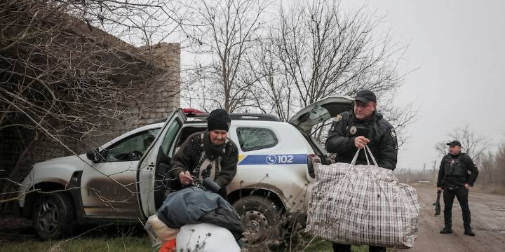 Ucrania evacúa civiles en Zaporizhzhia para ponerlos a salvo del avance de las tropas de Putin: “Que Dios nos dé paz”