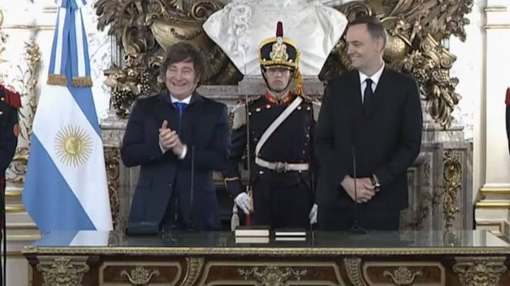 Javier Milei tomó juramento a Manuel Adorni como jefe de Gabinete antes de viajar a EE.UU.