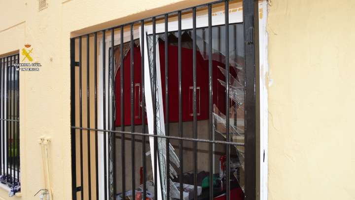 Investigan una explosión con diez botes de insecticida y un herido en una vivienda de Vícar (Almería)