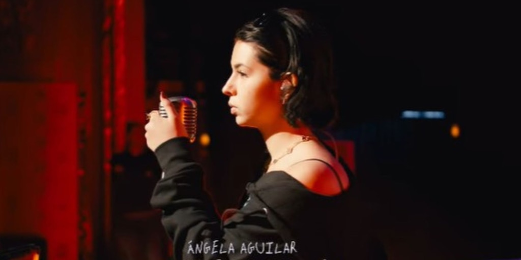 Internautas critican a Ángela Aguilar por revelar de su show teatral supuestamente similar al de Cazzu