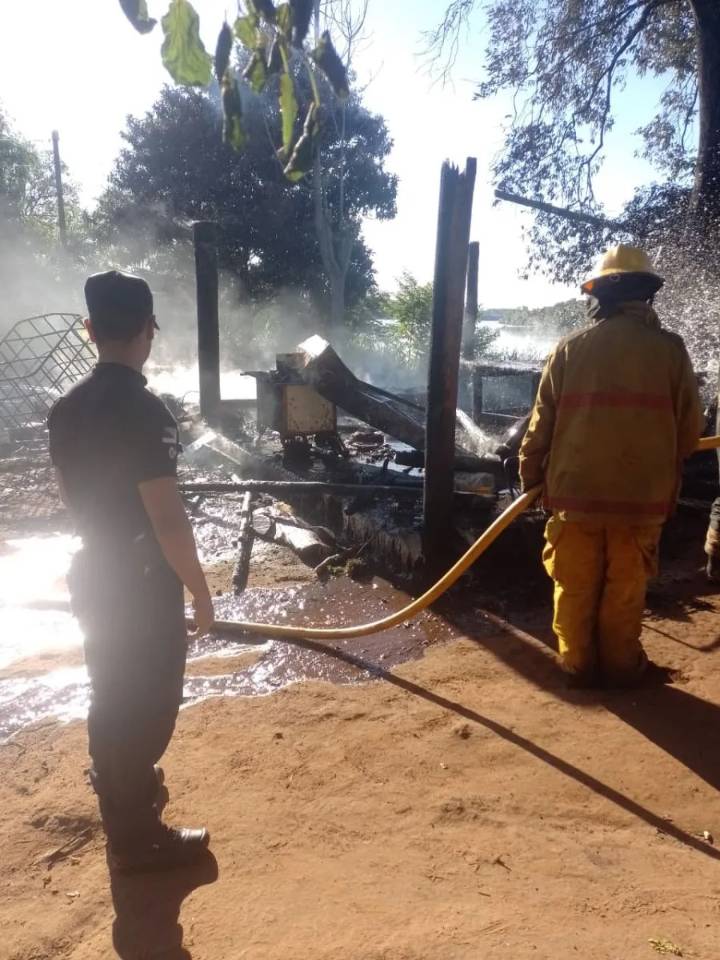 Incendio arrasó una vivienda rural en Puerto Leoni