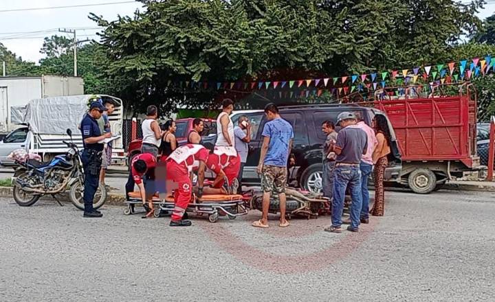 Choque de camioneta con motocicleta dejó un herido