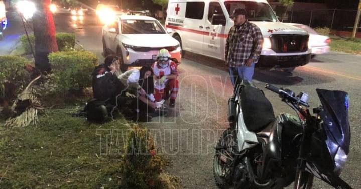 Bache provoca ca?da y fractura, a joven motociclista frente al Penal de Ciudad Victoria