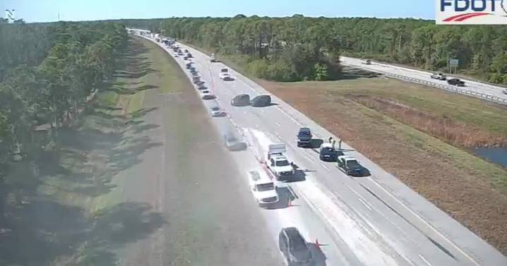 Interstate 75 South crash in Sarasota narrows highway to one lane: Sheriff's Office